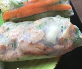 Sommerrollen bayerisch. Gefüllt mit Schweinebraten, Chinakohl süß-sauer, Karotten, Gurken, Frühlingszwiebeln und Petersilie. Dazu gibts scharfe Biersauce zum Dippen.