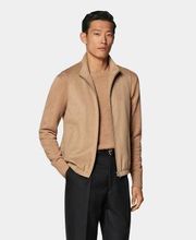 This mid-brown zip vest is cut to a hip-length with a high collar and double-ended zip closure. Featuring practical welted pockets and an elastic hem, it offers a clean and refined look for versatile layering.