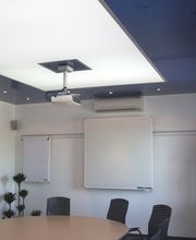 Beratungsraum - Lack blau m. Strahler u. Segment Lichtdecke weiß m. Beamer.jpg