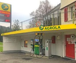 AGROLA Tankstelle in Doppleschwand mit einer Tanksäule und Zahlterminal Hectronic. Kleine Überdachung.