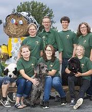 Die Familie Wigger und Mitarbeiter des Kinderbauernhofs