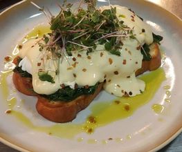 Egg Benedict mit hausgemachter Hollandaise und pochierten Eiern