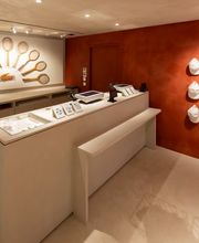 Lacoste Saint Tropez image 4