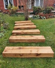 Spezialisten für Massivholzprodukte und Natursteinprodukte für den Innen und Aussenbereich.

Ob für Handwerker oder Händler, Architekten oder Bauherren, wir garantieren Ihnen unkomplizierte, reibungslose & kompetente Zusammenarbeit & beraten Sie gerne telefonisch oder persönlich über die verschiedenen Eigenschaften von Eiche oder Naturstein.

Wir sind spezialisiert in dem Verkauf von erstklassigem Eichenholz und hochwertigen Steinen für eine Vielzahl von Projekten. Unsere Eichenholzprodukte, von stabilen Balken bis hin zu eleganten Terrassen-Dielen, bieten die ideale Grundlage für robuste Konstruktionen und ästhetische Designs wie Holztreppen, Holzpergolen, Holzstegge oder Holterrassen. Ebenso sind unsere Sandsteinprodukte eine exzellente Wahl für Terrassenplatten, die jedem Aussenbereich einen Hauch von Natur und Eleganz verleihen.