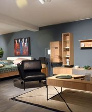 Naturholz-Schlafzimmer und Wohnwand-Kombination von TEAM 7 bei Möbel Schmitz in Trier. Wir bieten Ihnen maßgeschneiderte Raumplanung und exklusive Echtholzmöbel für höchste Wohnansprüche.
