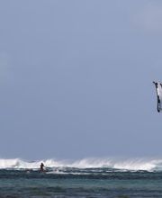 Kitesurfer in den Wellen