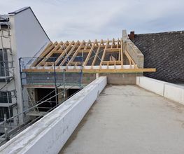 Professioneller Dachstuhl-Bau in Weißenthurm bei Neuwied und im Raum Mayen-Koblenz. Maßgefertigte Holzkonstruktionen für Neubauten, Aufstockungen und Dachsanierungen – fachgerecht geplant und präzise umgesetzt vom erfahrenen Dachdeckermeisterbetrieb.