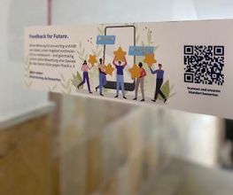 Aufsteller mit QR Code um Feedback zu geben.