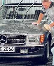 Handwäsche eines Mercedes-Benz SL Oldtimers.