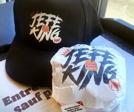 🎤🍔 MENU JEFE KING — LE BURGER QUI FAIT DU BRUIT !
Quand Ninho pose sur un beat, ça fait des hits.
Quand Ninho pose en cuisine avec le chef Xavier Pincemin, ça donne le Menu Jefe King.
🔥 Un burger conçu par le Jefe lui-même, validé en studio et en cuisine.
🔥 Des saveurs qui kickent fort, comme un couplet bien calé.
🔥 Et en bonus : un ticket en or pour son prochain concert à gagner. Oui, une vraie place, pas un freestyle.
Tu veux goûter le burger ?
Tu veux voir Ninho en live ?
Tu veux les deux ? Bah viens. Chez BK, c’est la street qui devient gastro (et l’inverse aussi parfois).
🎫 Et si t’as la dalle… t’as peut-être aussi la chance !