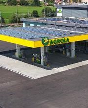 AGROLA Tankstelle in Romont, Agrola station service à Romont, avec TopShop, vue d'ensemble, Aufnahme aus Vogelperspektive, Dach mit Solarzellen, Toit avec cellules solaires
