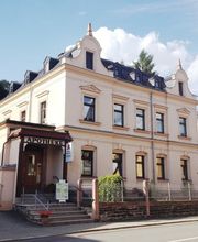 Aussenansicht der Apotheke Grünhainichen