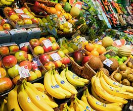 OBST UND GEMÜSE
Mehr Vielfalt, mehr Qualität, mehr Genuss von Apfel bis Zucchini – unsere Obst- und Gemüse-Abteilung ist ein Fest für alle Sinne. Gesund, saisonal, leicht, lecker und vor allem erntefrisch, unabhängig, ob es sich um heimatliche Produkte oder Exoten handelt. Entdecke unser knackfrisches Sortiment und lass dich inspirieren!