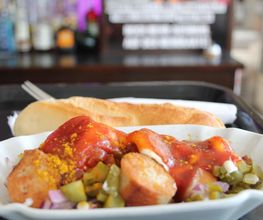 Kornwestheimer Currywurst mit Gurken und Zwiebeln