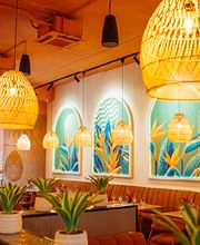 We are Mauritius, gutes Essen schmeckt noch besser, wenn man es teilt! Lachen, anstoßen, genießen – genau so geht ein perfekter Tag im Mauri. Ob mit der Crew, der Family oder deinem Lieblingsmenschen – hier dreht sich alles um gemeinsame Genussmomente.