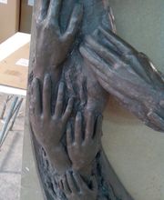 revetec-valles-estatua-manos-3.jpg