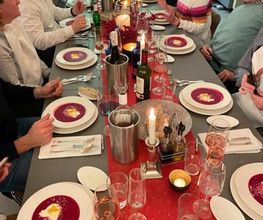 Geschlossene Gesellschaft Feine Rote-Bete-Suppe mit Cremehaube und knusprigem Topping, serviert als Teil des Menüs bei Geschlossene Gesellschaft Hamburg.