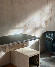 Moderner Schnitt- und Produktionsplatz, an dem kreative Konzepte zu eindrucksvollen Videos werden.