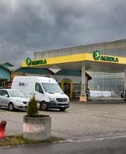 AGROLA Tankstelle in Kölliken; grosse überdachte Tankstelle; dahinter liegt ein TopShop und links daneben eine Landi; bewölkte Stimmung am Himmel