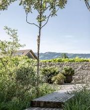 Steg und Trockenmauer