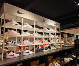 Das Bild zeigt eine Auswahl an Sportschuhen, die in der Deichmann Filiale in Überlingen erhältlich sind. Es muss jedoch nicht die aktuell verfügbaren Modelle in der Filiale widerspiegeln.