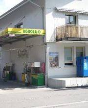 AGROLA Tankstelle in Kiesen bei Haus; rechts ist Totem mit AGROLA Logo und Benzin Preisen
