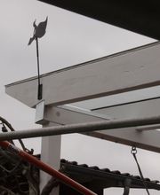 ... und durch neue Holzbauteile ergänzt vor Staunässe geschützt.