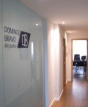 domingo-bravo-abogados-pasillo-entrada-01.jpg