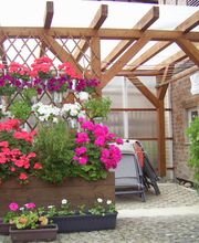 Sitzecke im Grünen und Grillplatz