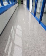 E&E Gebäudereinigung Professionell gereinigter und hochglänzend polierter Flurbereich, der eine saubere, gepflegte und lichtreflektierende Bodenoberfläche zeigt. Ideal für ein hygienisches und repräsentatives Umfeld.