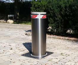 Hydraulisch versenkbarer Verkehrspoller Marke PILOMAT. Typ 275/P800A. Ausführung Edelstahl satiniert mit LED-Lichtband  im Pollerdeckel