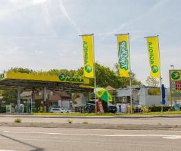 AGROA Tankstelle in Müllheim mit TopShop; Fahnen von AGROLA und TopShop