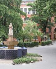 Innenhof im St. Hedwig-Krankenhaus mit Agathabrunnen