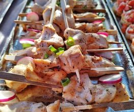 Frisch gegrillte Hähnchenspieße liebevoll garniert. Exklusives BBQ-Catering und warme Speisen aus frischen Zutaten von Christians Catering Bernburg & Region.