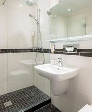 Guest room bath