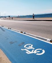 Nuestro separador de carril bici está fabricado de plástico 100% reciclado. Donde gracias a utilizar el PVC como materia prima conseguimos una mayor resistencia.
