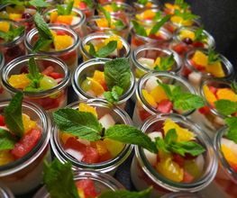 Obstsalat auf Naturjoghurt