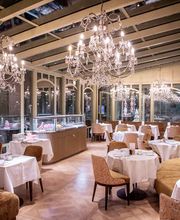 LE JARDIN D’HIVER POUR PROFITER DE LA VUE

Au rez-de-chaussée, donnant sur le va-et-vient des Champs-Elysées, le jardin d’hiver se prête au déjeuner comme au goûter dans un décor bucolique avec son parquet Versailles et son monumental bouquet de fleurs.