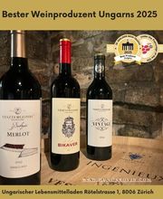 Drei Vesztergombi Weinflaschen: Bodzás Merlot, St. László Bikavér und Vintage stehen auf einem Fass im Keller.