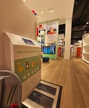 Auf dem Bild ist eine digitale Fußvermessungsplatte aus der Deichmann-Filiale in Überlingen zu sehen.