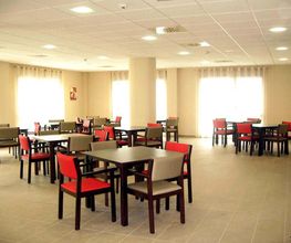 centro-residencial-las-nieves-sillas-rojas-05.jpg
