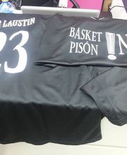 Vinilo de corte, sobre equipación de baloncesto.