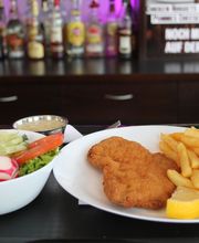 Schnitzel Wiener Art mit Pommes Frites und Beilagensalat