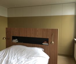 Hoofdeinde bed en kledingkast