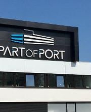 Außenansicht vom Dach des Gebäudes auf dem die Aufschrift „PART OF PORT“ steht.