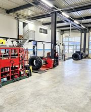Unsere Räumlichkeiten bieten viel Platz, so dass auch bei grossen Baummaschinen und LKWs professionell und in kürze neue Reifen montiert werden können.