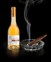 Tokaji Szamorodni Trocken 2017 wird aus botrytisbefallenem gemischter Satz hergestellt. Goldgelbe Farbe und Aromen von getrockneten Früchten, Nüssen und subtiler Botrytis. Frische Säure und eleganter Körper ohne Tannine. Komplexität durch oxidativen