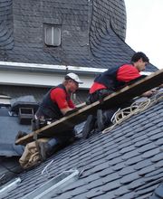 Das Dach einer denkmalgeschützten Kirche in Leverkusen wird mit Schiefer in altdeutscher Deckung neu eingedeckt.