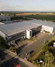 Industriehallen für die Vermarktung oder Standortpräsentation aus der Luft fotografiert