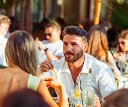 We are Mauritius, gutes Essen schmeckt noch besser, wenn man es teilt! Lachen, anstoßen, genießen – genau so geht ein perfekter Tag im Mauri. Ob mit der Crew, der Family oder deinem Lieblingsmenschen – hier dreht sich alles um gemeinsame Genussmomente.